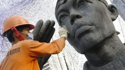 Pekerja melakukan perawatan patung Jenderal Sudirman di Jakarta, Senin (16/4/2018). [suara.com/Oke Atmaja]