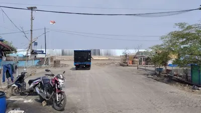 Suasana tanggul jebol di pelabuhan perikanan Samudera Nizam Zachman, Penjaringan Jakarta Utara, Kamis (5/12/2019) (Ayojakarta.com/Dhika Alam Noor)