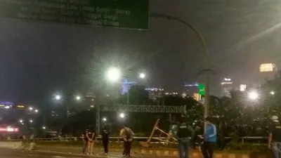 Pelajar serang polisi dengan bom molotov di dalam jalan tol/Ayojakarta.com