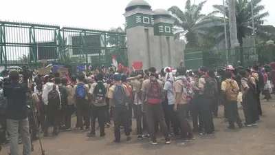 Pelajar menggelar demonstrasi di depan gedung DPR/istimewa