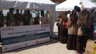 Pelajar menabung sampah di Bank Sampah/pulauseribu.jakarta.go.id