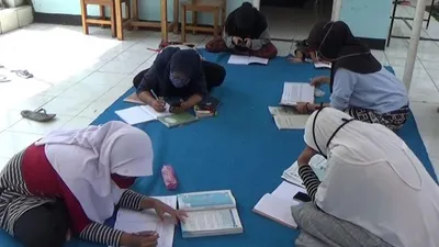 Pelajar sedang menyelesaikan tugas sekolah menggunakan jaringan internet gratis. (Ayopurwakarta/Dede Nurhasanudin)