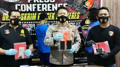 Polsek Kalideres menunjukkan barang bukti hasil penjambretan dari dua penjambret yang ditembak kakinya, Senin (18/1/2021). [Dok. Polres Metro Jakarta Barat]