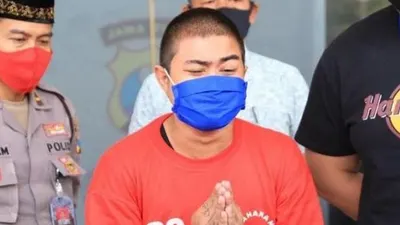 Pelaku penistaan agama melalui lagu 'Aisyah Romantisnya Cintamu' saat jalani Gelar Perkara di Mapolrestabes Surabaya, Jumat (24/4/2020). (dok polisi)
