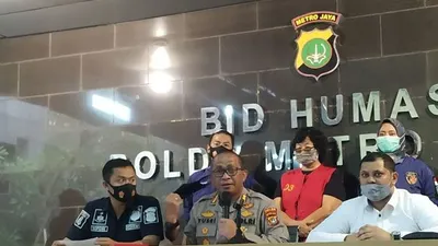 KS (67) dan EJ (47), dua tersangka penghinaan nama baik Komisaris Utama PT Pertamina Basuki Tjahaja Purnama alias Ahok ditangkap Polda Metro Jaya, Kamis (30/7/2020). [Suara.com/Muhammad Yasir]