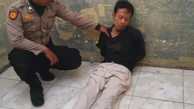 Foto Syahril Alamsyah alias Abu Rara, pelaku penikaman Menko Polhukam Wiranto, usai dilumpuhkan setelah melakukan aksinya.