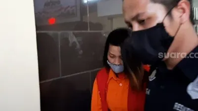 Marta Sari (mengenakan rompi oranye), pelaku penyebaran video asusila yang disebut mirip Syahrini dihadirkan dalam konfrensi pers di Polda Metro Jaya, Kamis (28/5/2020). [Herwanto/Suara.com]