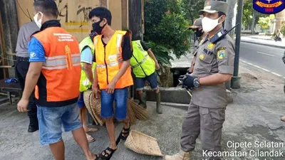 Warga yang kedapatan tidak memakai masker dijatuhi sanksi sosial di Kelurahan Cipete Selatan, Cilandak, Jakarta Selatan. (Sudin Kominfotik Jaksel).