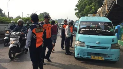 Salah satu warga di Jalan Bugis, Kelurahan Kebon Bawang, Tanjung Priok, Jakarta Utara menjalani sanksi sosial imbas Operasi Tibmask/dok: utara.jakarta.go.id