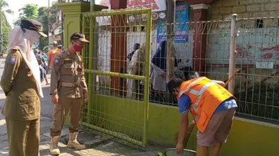 Salah satu pelanggar protokol ksehatan di Jakarta Timur dikenakan saksi sosial membersihkan fasilitas umum/ dok