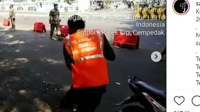 Sebagai ilustrasi, tangkap layar pelanggar PSBB di Jakarta Timur dikenakan sanksi menyapu jalanan. instagram: @satpolpp.dki