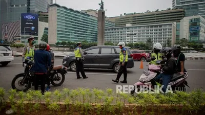 Sebagai ilustrasi, Petugas gabungan dari Kepolisian Polda Metro Jaya dan Dinas Perhubungan Pemprov DKI Jakarta melakukan penindakan pelanggaran Pembatasan Sosial Berskala Besar (PSBB) di kawasan Bundaran HI, Jakarta.  Foto: Republika/Thoudy Badai