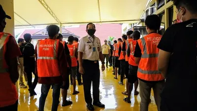 Ilustrasi - Para pelanggar yang terjaring operasi penegakan aturan PSBB di wilayah DKI Jakarta diminta mengenakan rompi khusus bertuliskan Pelanggar PSBB. (Dok. Pemkot Jakut).
