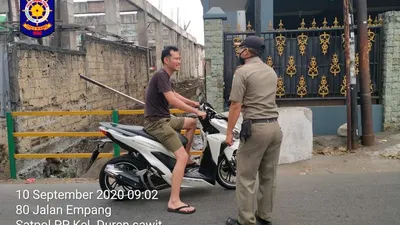 Warga Pelanggar Protokol Kesehatan di Duren Sawit Dihukum Baca Pancasila