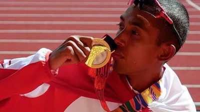Pelari Indonesia, Agus Prayogo mencium medali emas saat menjuarai nomor marathon putra SEA Games 2019. (Antara-Aditya Es Wicaksono)