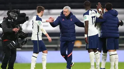 Pelatih Tottenham Hotspur Jose Mourinho memberikan selamat kepada pemainnya setelah mengalahkan Brentford 2-0 di semifinal Piala Liga Inggris (Piala Carabao). Foto: EPA-EFE/Clive Rose