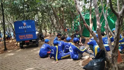 Pemuda mengikuti pelatihan Tagana (Poskotanews.com)