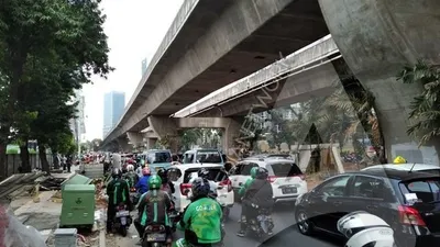 Arus lalu lintas di Jalan Dr Satrio, depan Mal Ambasador, mengalami kemacetan tiap hari karena kehadiran pusat perbelanjaan dan perkantoran di sekitarnya. Belakangan ini kemacetan bertambah parah akibat proyek pelebaran trotoar dan galian kabel di sepanjang jalan tersebut/Ayojakarta.com
