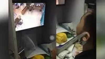 tangkapan layar karyawan Starbucks saat di ruang CCTV (dok Twitter)