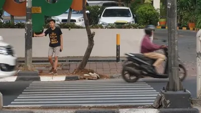 Ilustrasi warga menggunakan Pelican Crossing untuk menyeberang jalan (kumparan/Helmi Afandi)