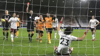 Pemain Arsenal David Luis mendapat kartu merah setelah melakukan pelanggaran terhadap pemain Wolves dalam pertandingan lanjutan Liga Inggris di Stadion Molineux, Rabu (3/2) dini hari WIB. Foto: EPA