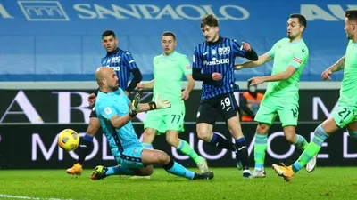 Pemain Atalanta Aleksey Miranchuk (tengah) mencetak gol ke gawang Lazio pada laga perempat final Coppa Italia di Stadion Gewiss, Bergamo, Kamis (28/1) dini hari WIB Foto: EPA-EFE/PAOLO MAGNI