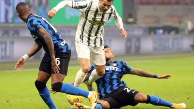 Pemain Inter Milan Arturo Vidal mencoba merebut bola dari pemain Juventus Cristiano Ronaldo dalam pertandingan lanjutan Liga Italia, Senin (18/1) dini hari. Foto: EPA