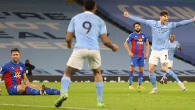 Pemain Manchester City John Stones (kanan) merayakan gol ke gawang Crystal Palace pada pertandingan di Stadion Etihad, Senin (18/1) dini hari WIB. Foto: EPA