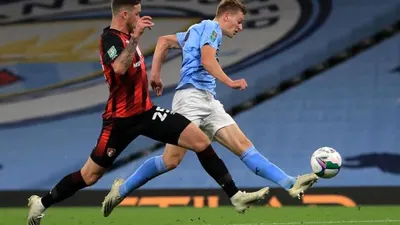 Pemain Manchester City Liam Delap (kanan) mencetak gol ke gawang Bournemouth dalam pertandingan Piala Liga Inggris (Piala Carabao), Jumat (25/9) dini hari WIB Foto: EPA-EFE/Laurence Griffith