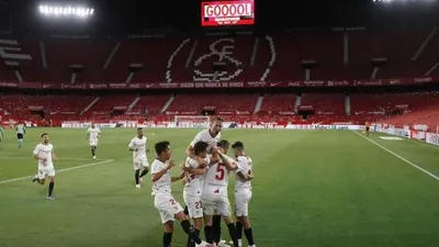 Pemain Sevilla berselebrasi usai mencetak gol. Pada laga perdana La Liga usai ditangguhkan, Sevilla mengalahkan Real Betis 2-0. (Foto: EPA-EFE/JOSE MANUEL VIDAL)