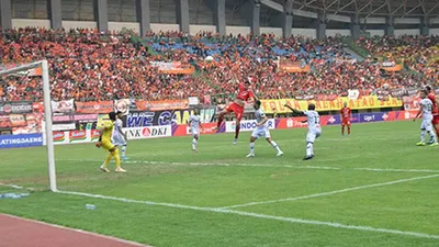 Pemain bertahan Persija Jakarta, Xandao saat berduel dengan pemain PS Tira Persikabo Khurshed Beknazarov di Stadion Patriot Chandrabhaga, Minggu (3/11/2019)