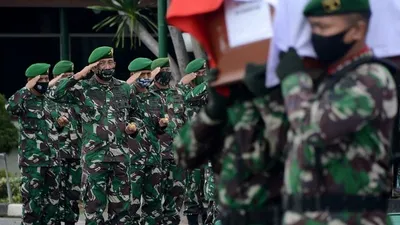 Panglima Kodam IV/Diponegoro Mayjen TNI Mochamad Effendi, memberikan penghormatan terakhir untuk empat Prajurit korban kecelakaan helikopter MI-17 di landasan pacu Lanumad Ahmad Yani (eks Bandara A Yani), Minggu (7/6/2020). (dok)