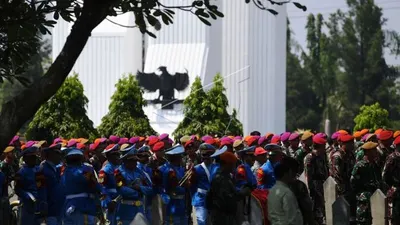 Prajurit TNI berbaris saat persiapan pemakaman almarhum Presiden ke-3 Republik Indonesia BJ Habibie di Taman Makam Pahlawan Nasional Utama, Kalibata, Jakarta Selatan, Kamis (12/9/2019)/Antara Foto