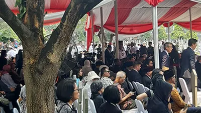 Warga memadati tenda pemakaman almarhum Presiden ke-3 Republik Indonesia BJ Habibie di Taman Makam Pahlawan Nasional Utama, Kalibata, Jakarta Selatan, Kamis siang (12/9/2019)/Ayojakarta.com