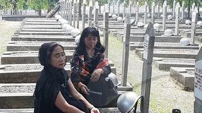 Warga Jakarta, Mita (kanan) bersama kerabatnya, menunggu kedatangan jenazah BJ Habibie di Taman Makam Pahlawan Nasional Utama, Kalibata, Jakarta Selatan/Ayojakarta.com