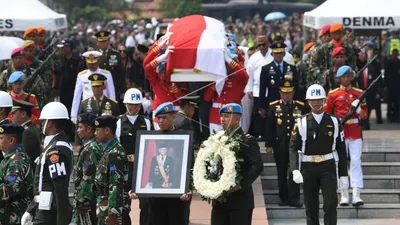 Pasukan Pengamanan Presiden (Paspampres) mengusung peti jenazah almarhum Presiden ke-3 RI, BJ Habibie, saat tiba di Taman Makam Pahlawan Nasional Utama Kalibata, Jakarta Selatan, Kamis (12/9/2019)/Antara Foto