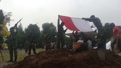 Prosesi pemakaman prajurit TNI Roy Febrianto di Taman Makam Pahlawan Cikutra, Kota Bandung, Minggu (24/1/2021).
