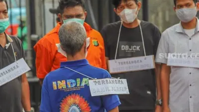 Suasana jalannya proses rekonstruksi rencana penyerangan John Kei di di Polda Metro Jaya, Jakarta Pusat, Rabu (24/6/2020). [Suara.com/Alfian Winanto]