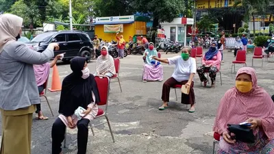 Pembagian bantuan Program Sembako kepada warga Pondok Kelapa dilakukan di halaman Kantor Kelurahan Pondok Kelapa, Kecamatan Duren Sawit, Jakarta Timur, Senin (13/4/2020). (Dok. Pemkot Jakarta Timur)