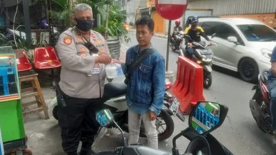 Lembaga Daya Dharma Keuskupan Agung Jakarta (LDD KAJ) menggandeng Polsek Sawah Besar dalam aksi sosial pembagian makanan siap saji bagi masyarakat yang paling terdampak pandemi COVID-19 di DKI Jakarta. (Dok. LLD KAJ)