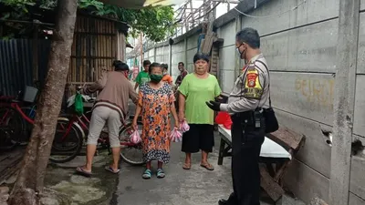 Setiap Hari LDD KAJ Bersama Polsek Sawah Besar Bagi-bagi Makanan Gratis ke Masyarakat Kecil