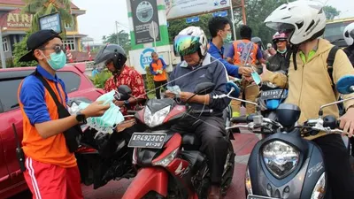 Pembagian masker. (Antara)