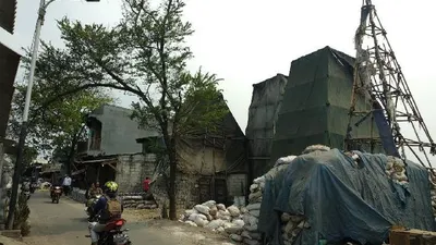 Lokasi pembakaran arang dan aluminium di Jalan Cakung Drainase, Cilincing, Jakarta Utara, dianggap masyarakat sekitar sebagai sumber polusi udara yang menyebabkan penyakit pernafasan./Tempo