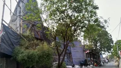 Salah satu tempat pembakaran arang dan alumunium yang ada di Jalan Inspeksi Cakung Drain, Cilincing, yang diduga menyalahi aturan pencemaran lingkungan/Antara