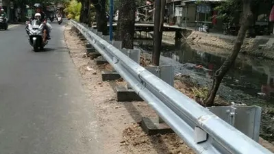 Pagar besi pembatas jalan dipasang di Jaktim/Beritajakarta.id