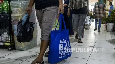 Pembeli membawa belanjaannya di dalam tas dan kantong plastik di Pasar Tebet Barat, Jakarta, Selasa (28/1).  (Foto: Republika/Putra M. Akbar)