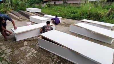 Sejumlah pekerja tengah membuat peti jenazah khusus Covid-19 di Kecamatan Cibungbulang, Kabupaten Bogor, Senin (4/5/2020). (Suara.com/Zian Alfath)