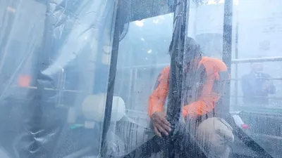 Pekerja merakit bilik sterilisasi atau body chamber yang akan diletakkan lembaga kemanusiaan Dompet Dhuafa di tempat-tempat umum. (Dok. Dompet Dhuafa)