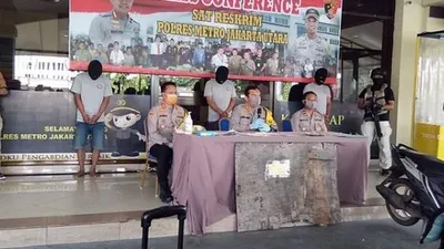 Tiga dari enam tersangka kasus pembakaran terhadap waria di Cilincing, Jakut. (istimewa).