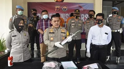 Kapolres Bogor, AKBP Roland Ronaldy menunjukkan barang bukti saat gelar perjara di Mapolres Bogor, Kamis (17/12/2020). (Ayojakarta/Husnul Khatimah)